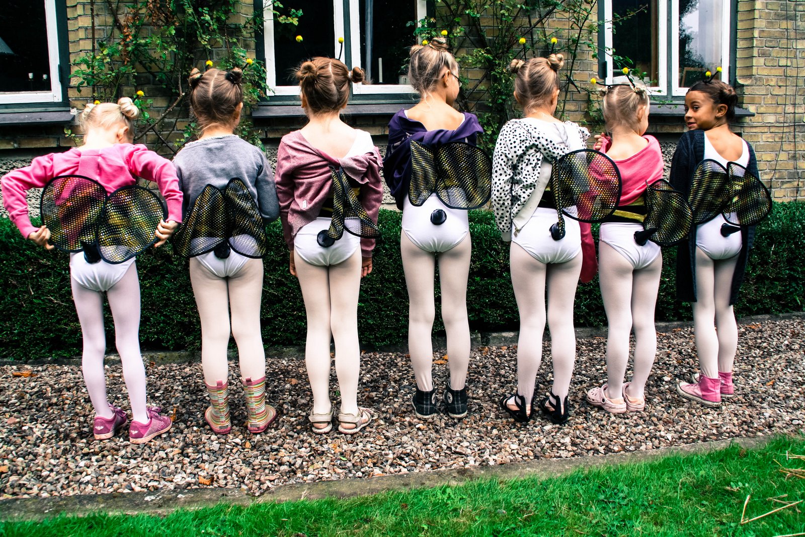 Små balletelever set bagfra 