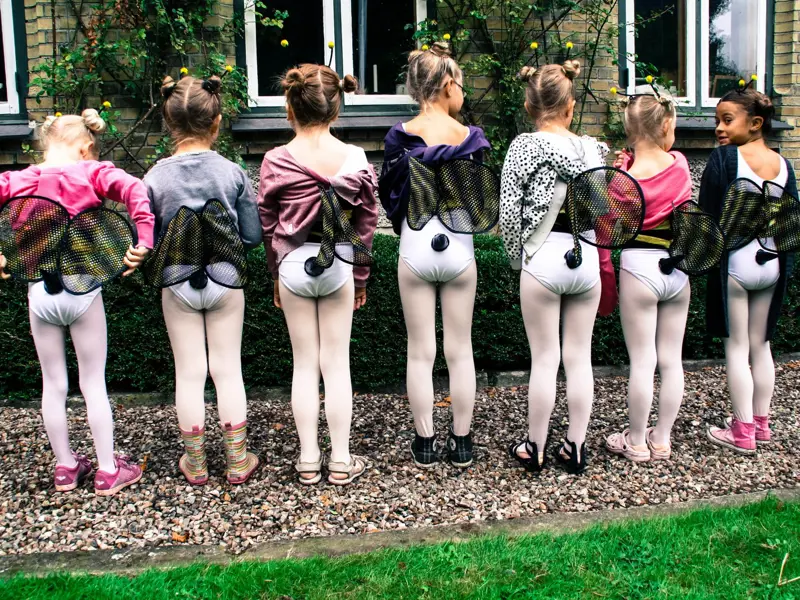 Små balletelever set bagfra