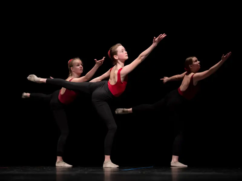 Elever på scenen med moderne forestilling