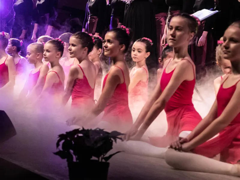 Balletelever på scenen med scenerøg