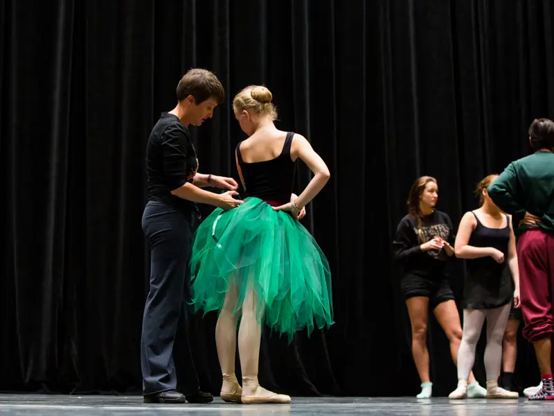 Balletelev får rettet sin kostume til på scenen