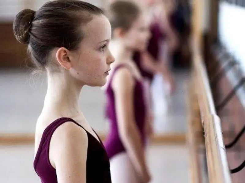 Balletelev set fra siden