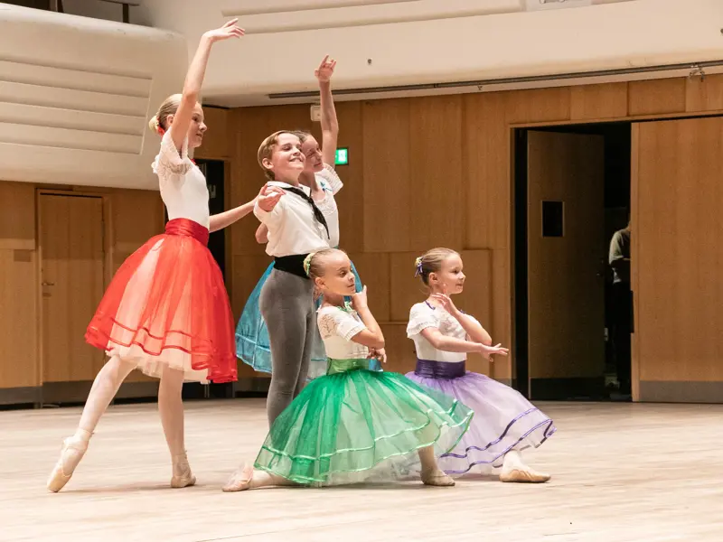 Talentelever på scenen i Alsion