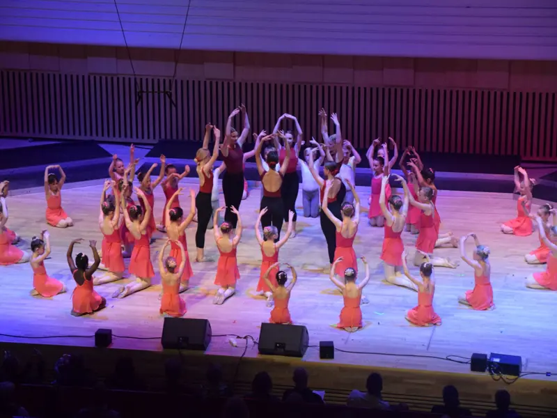 Oversigtsbillede af mange elever på scenen