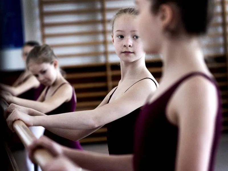 Balletpiger ved barre